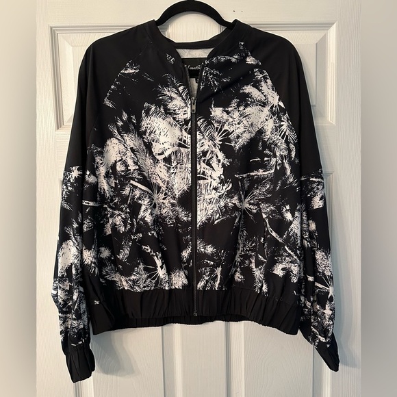 LOVESICK TORRID 0 0X XXL Black White Silky Abstract Palms Bomber Jacket R $89 - Picture 2 of 12